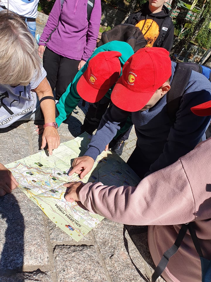 mieszkańcy DPS czytający mapę