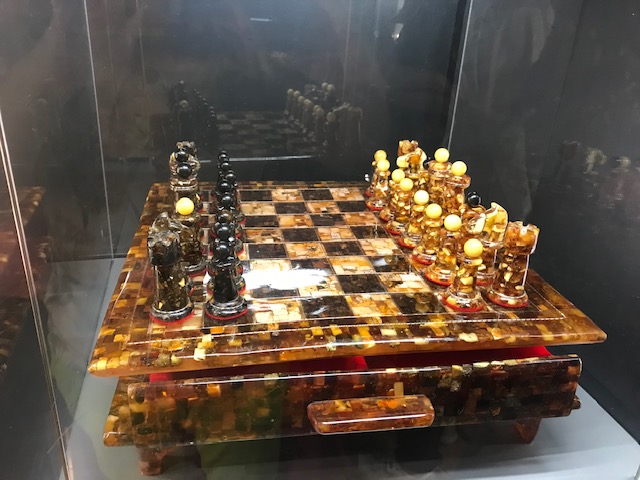 szachy wykonane z bursztynu